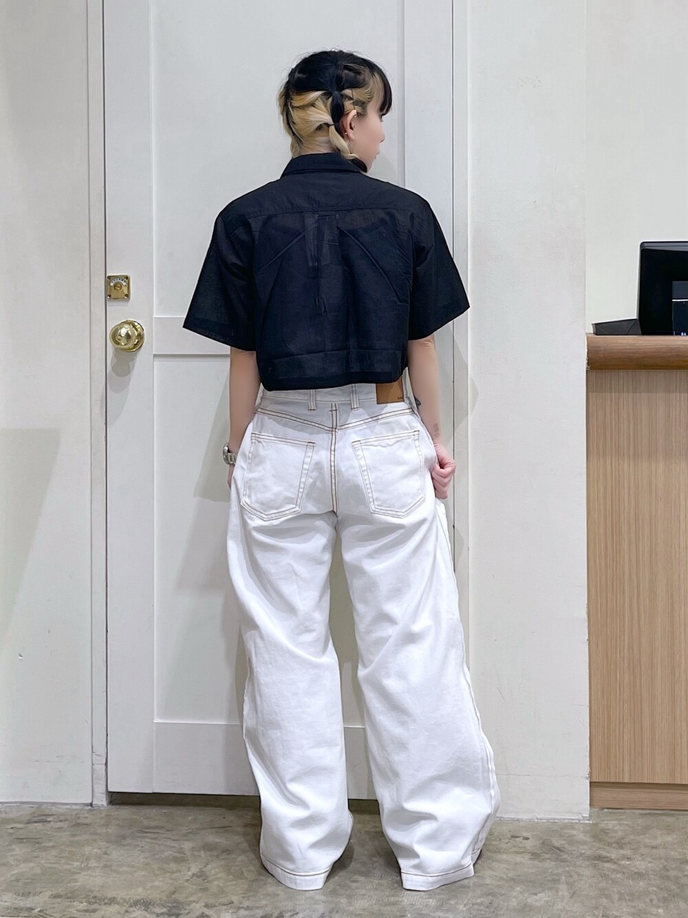 ブラック系のシャツ/ブラウス、ブルー系のキャミソール、ホワイト系のデニムパンツを着用したレディースの春コーディネートの5枚目の写真