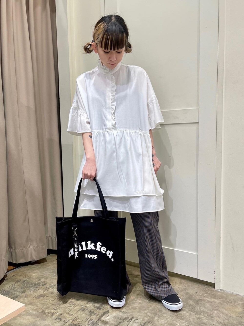 ブラック系のトートバッグ、グレー系のその他パンツ、ホワイト系のシャツ/ブラウスを着用したレディースの春コーディネートの2枚目の写真