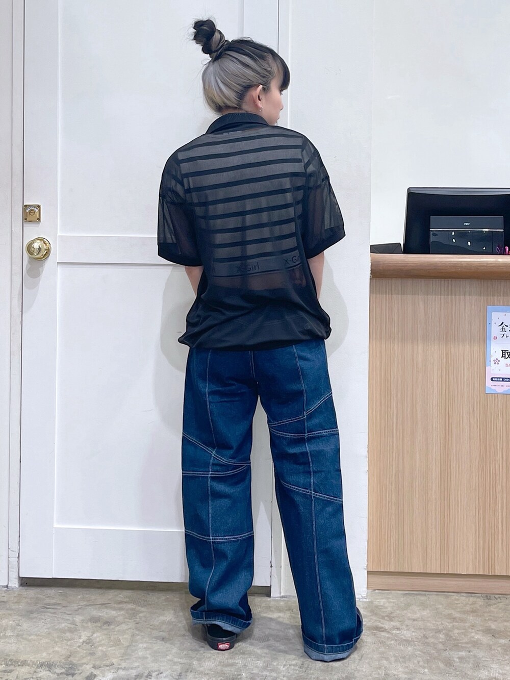 ブラック系のポロシャツ、その他のTシャツ/カットソー、ブルー系のその他パンツを着用したレディースの夏コーディネートの3枚目の写真