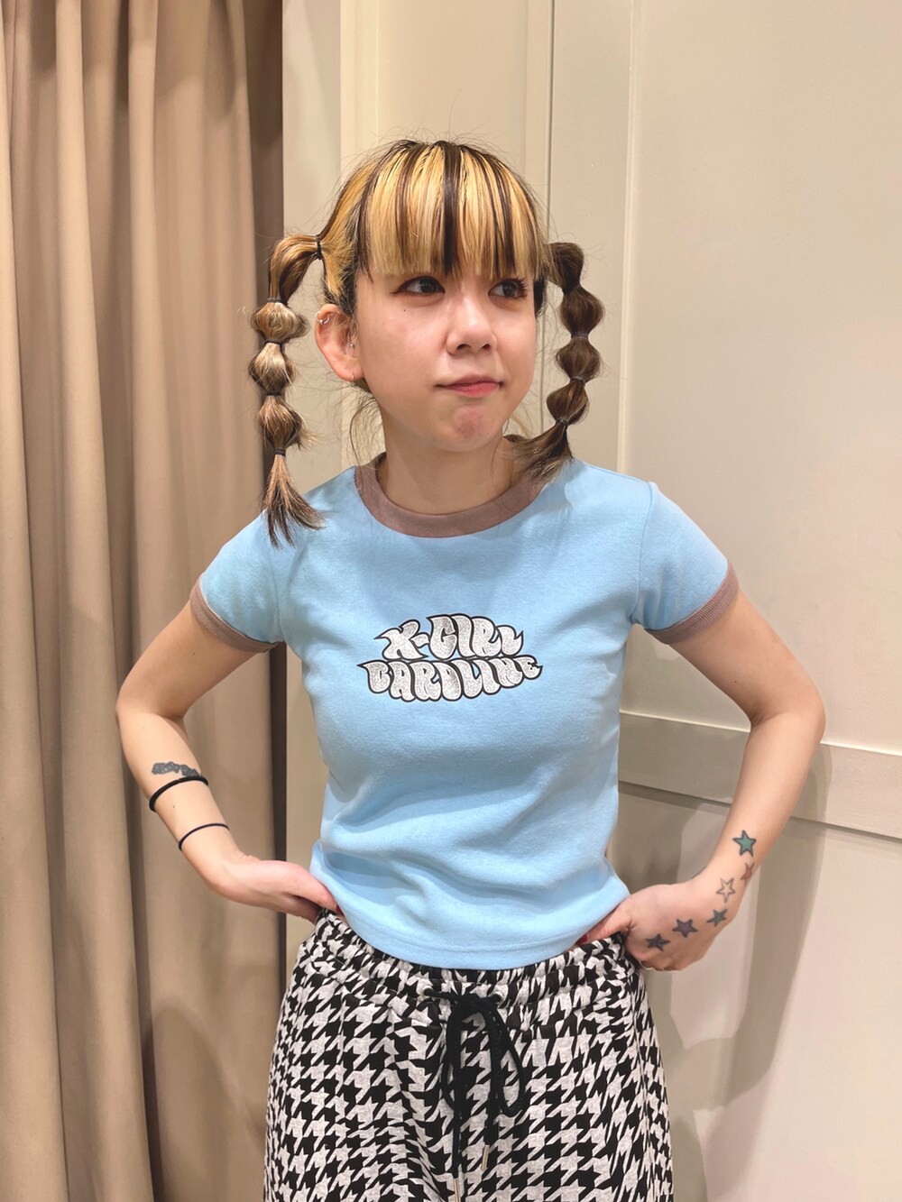 ブラック系のナイロンジャケット、ブルー系のTシャツ/カットソー、グレー系のその他パンツを着用したレディースの冬コーディネートの2枚目の写真