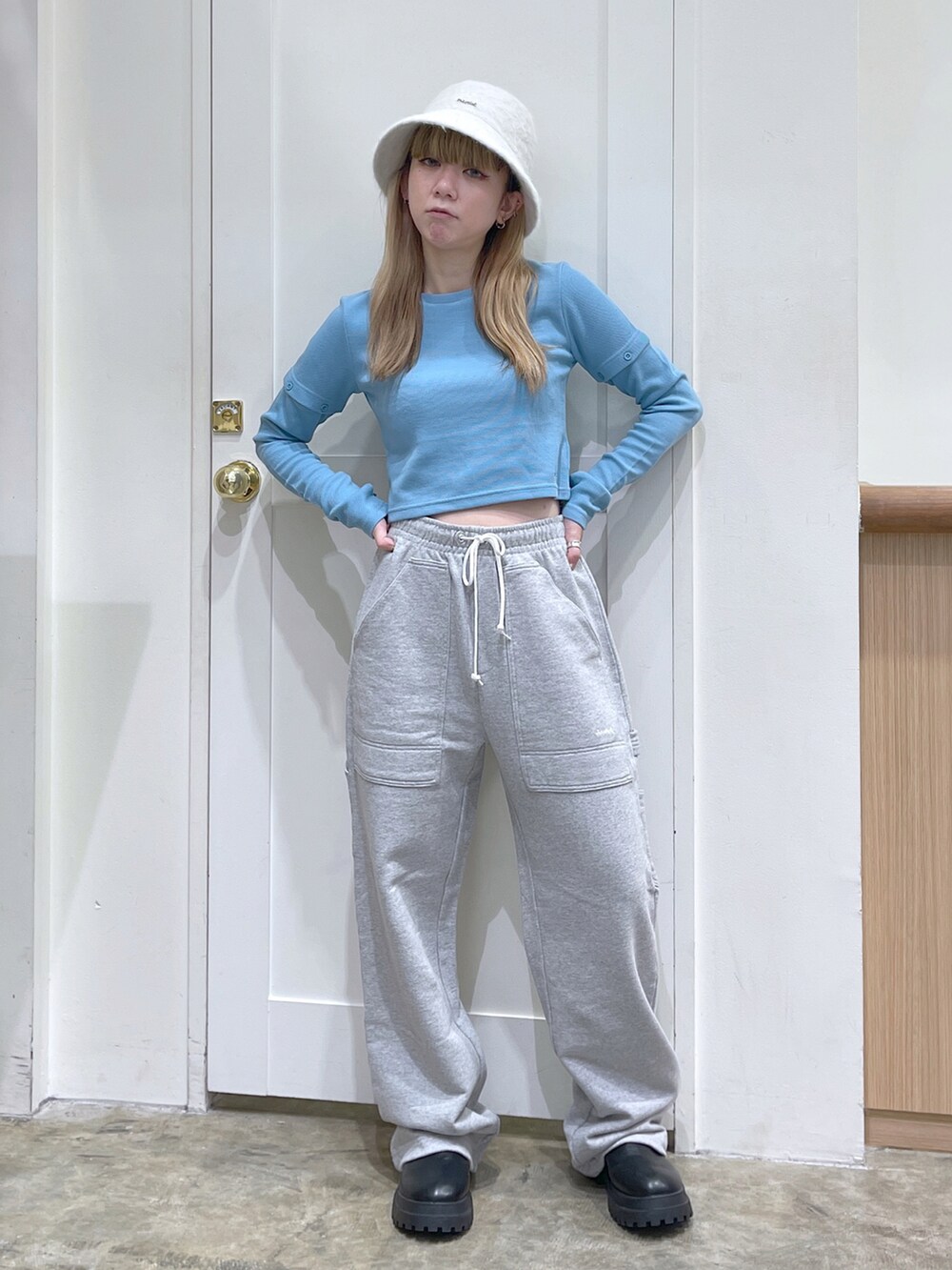 グリーン系のその他アウター、ブルー系のTシャツ/カットソー、グレー系のスウェットパンツを着用したレディースの秋コーディネートの4枚目の写真