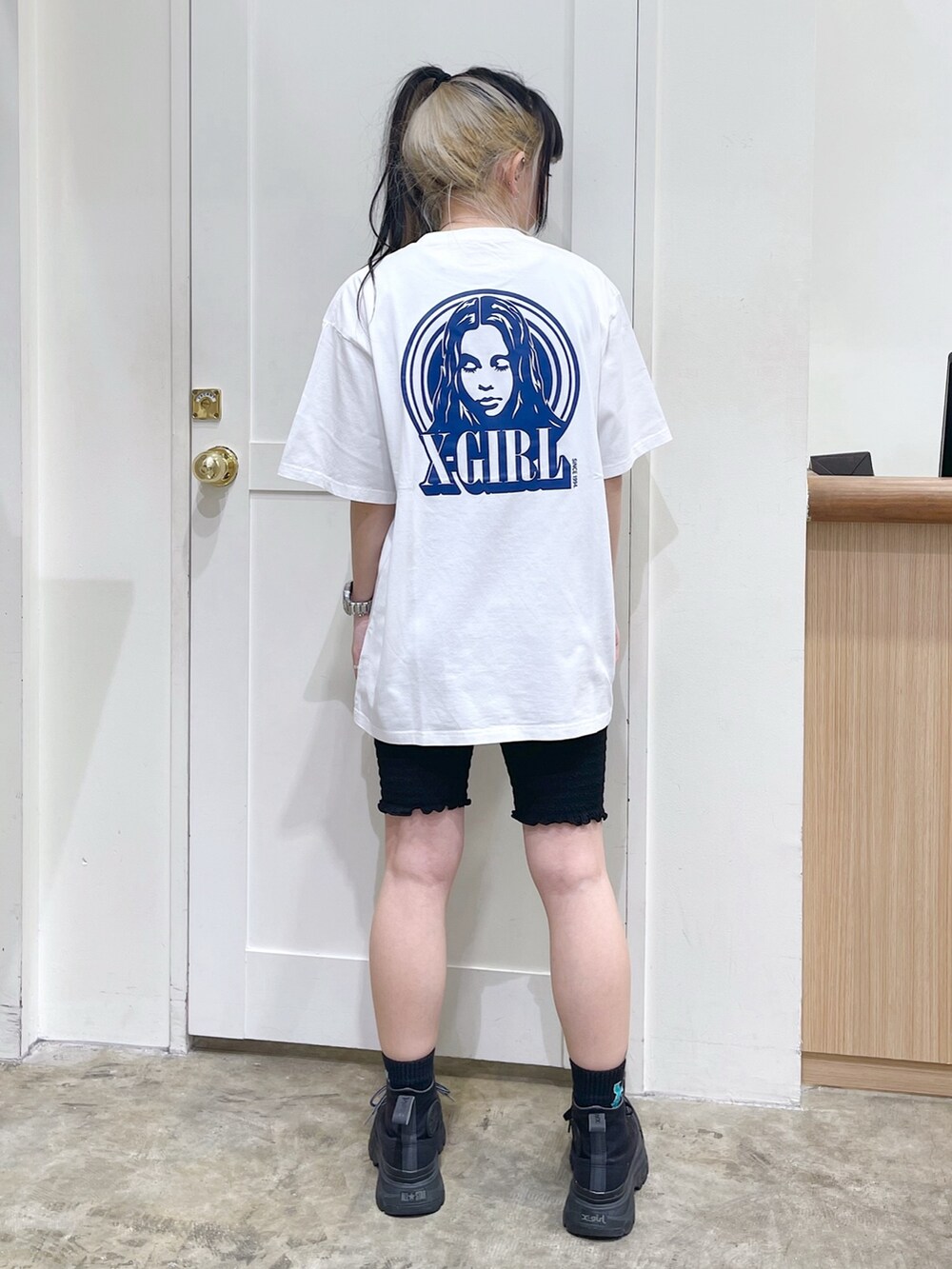 パープル系のシャツ/ブラウス、ホワイト系のTシャツ/カットソー、ブラック系のその他パンツを着用したレディースの春コーディネートの5枚目の写真