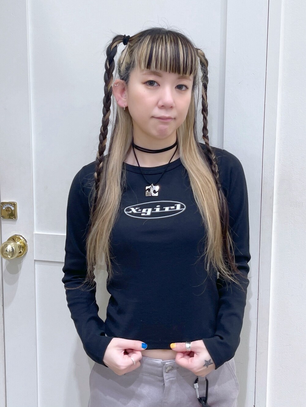 ブラック系のTシャツ/カットソー、グレー系のその他パンツ、ピンク系のショルダーバッグを着用したレディースの春コーディネートの4枚目の写真