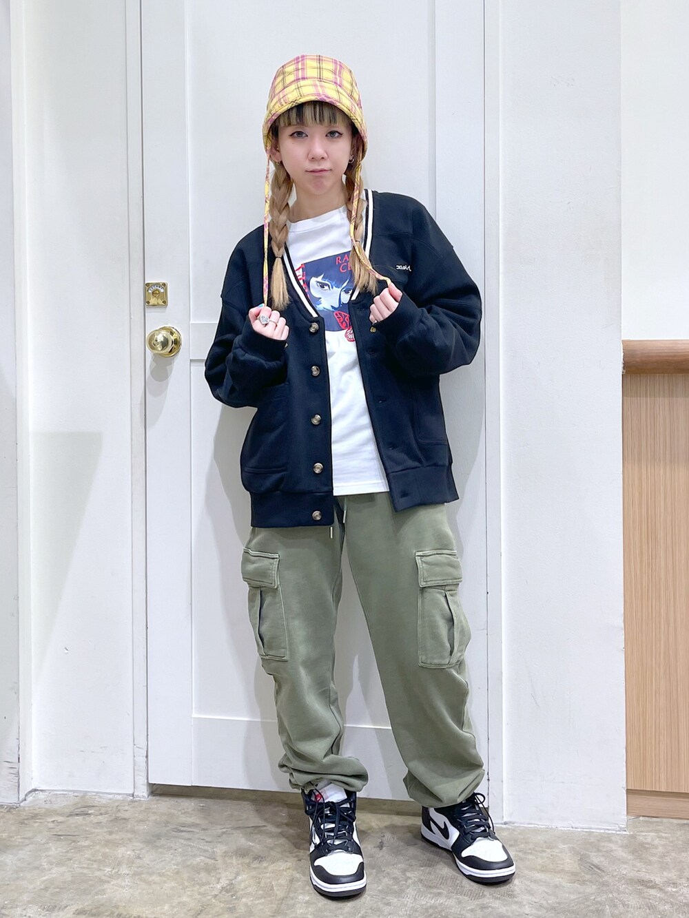 ブラック系のカーディガン/ボレロ、ホワイト系のTシャツ/カットソー、グリーン系のスウェットパンツを着用したレディースの冬コーディネートの2枚目の写真