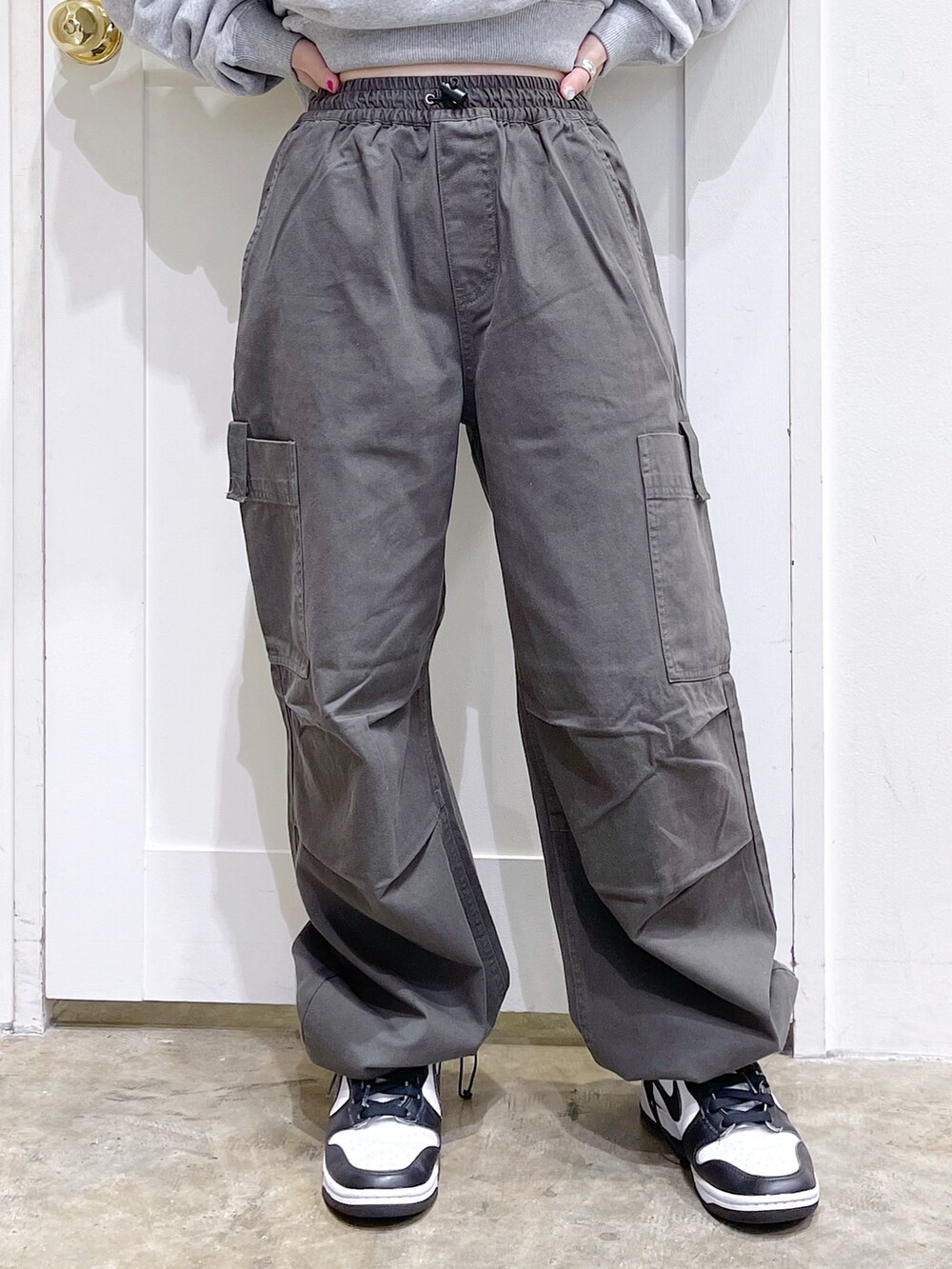 グレー系のスウェット、グリーン系のその他パンツ、ホワイト系のTシャツ/カットソーを着用したレディースの秋コーディネートの5枚目の写真