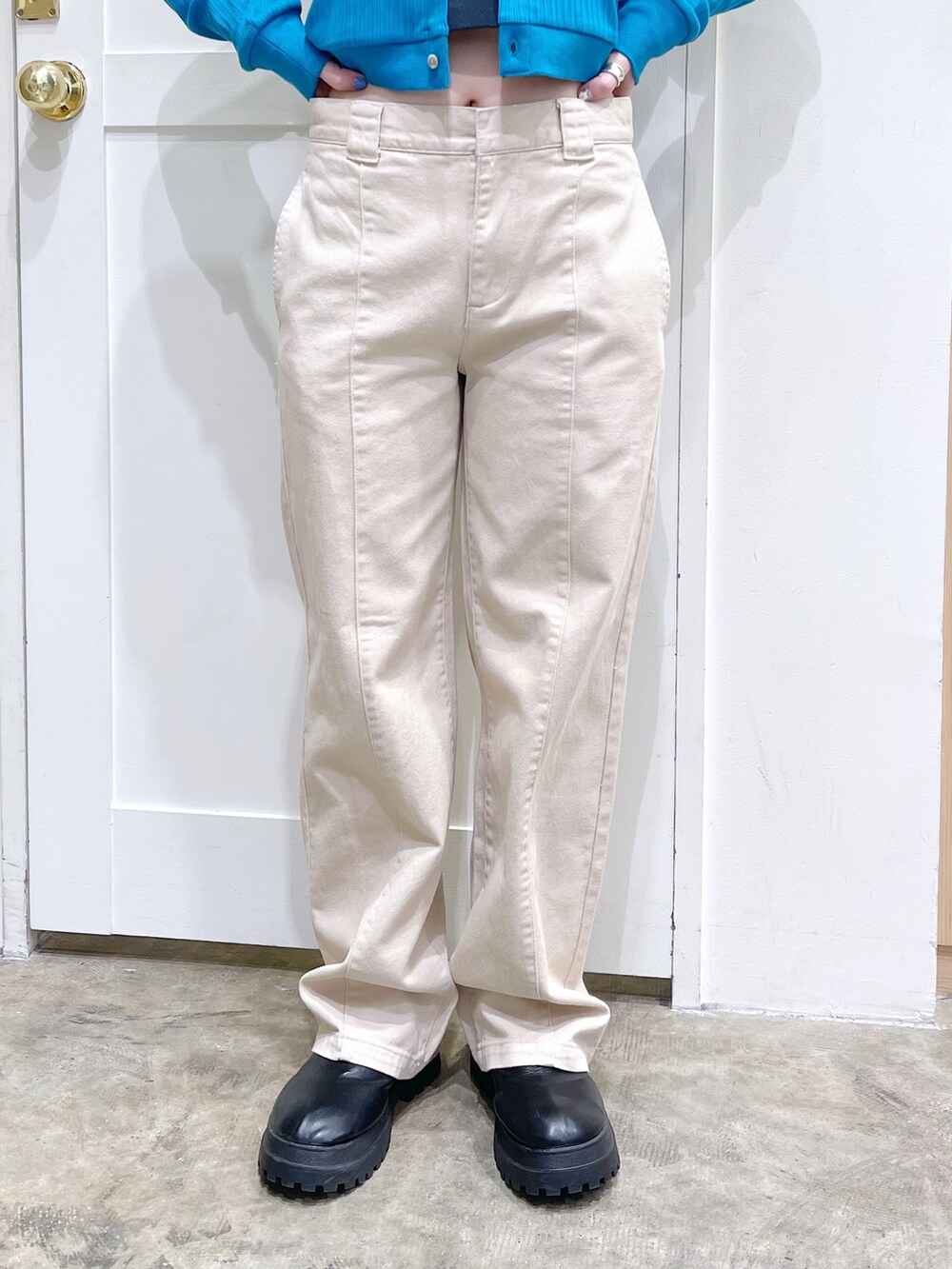 ブルー系のカーディガン/ボレロ、グレー系のTシャツ/カットソー、ベージュ系のデニムパンツを着用したレディースの春コーディネートの4枚目の写真