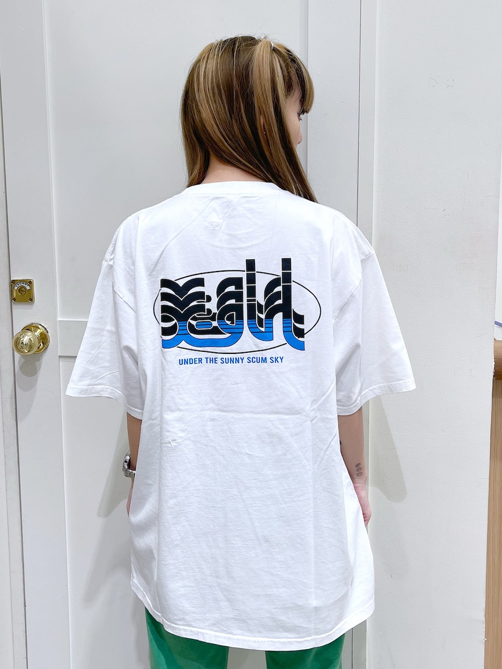 グリーン系のワンピース、ホワイト系のTシャツ/カットソー、グリーン系のスウェットパンツを着用したレディースの春コーディネートの5枚目の写真