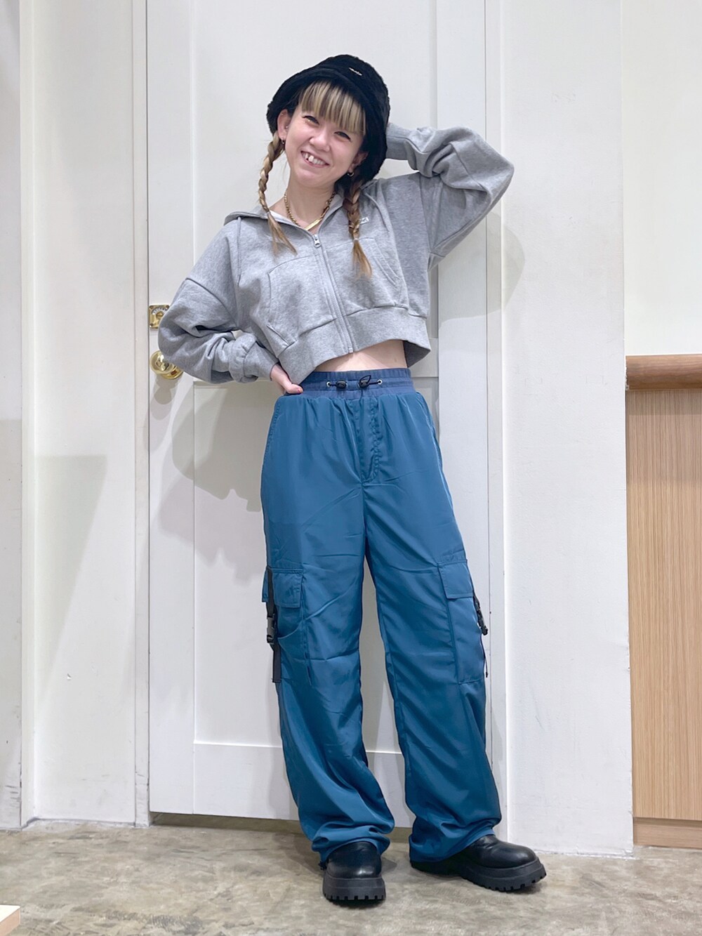 グレー系のパーカー、ブルー系のその他パンツ、ゴールド系のネックレスを着用したレディースの秋コーディネートの2枚目の写真