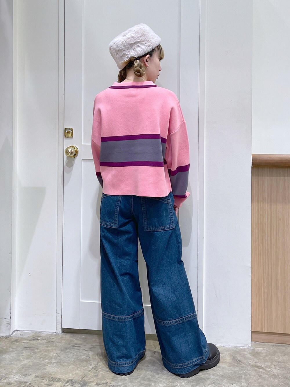 ピンク系のニット/セーター、ブルー系のデニムパンツ、ホワイト系のハンチング/ベレー帽を着用したレディースの冬コーディネートの4枚目の写真