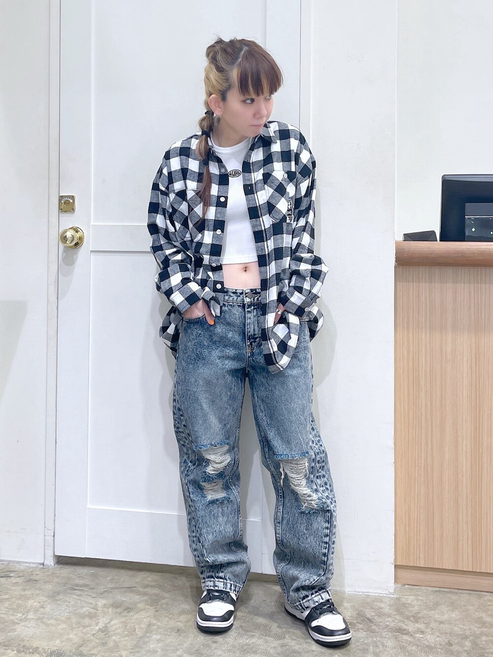 ブラック系のシャツ/ブラウス、ブルー系のデニムパンツ、ホワイト系のTシャツ/カットソーを着用したレディースの夏コーディネートの2枚目の写真