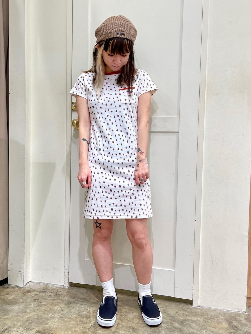 ホワイト系のシャツ/ブラウス、ホワイト系のワンピース、ベージュ系のハンチング/ベレー帽を着用したレディースの春コーディネートの2枚目の写真