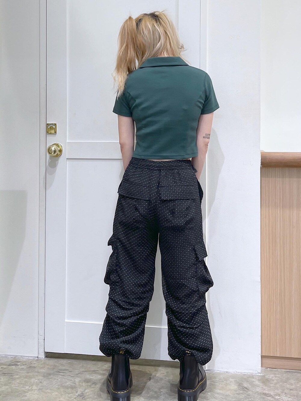 グリーン系のシャツ/ブラウス、ブラック系のその他パンツ、ブラック系のブーツを着用したレディースの夏コーディネートの5枚目の写真