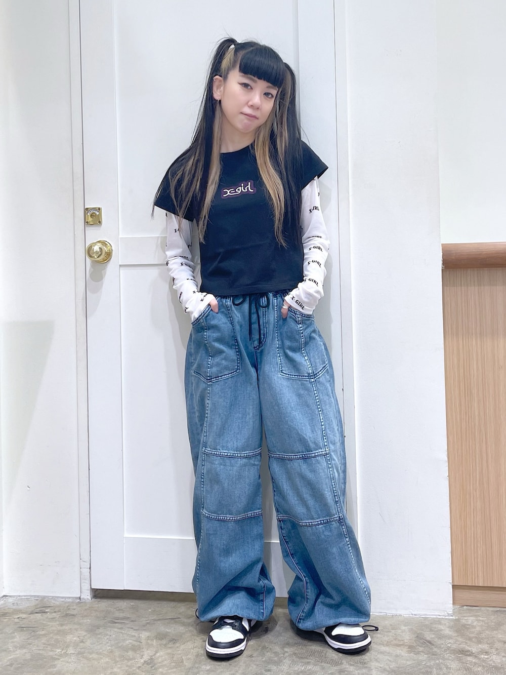 ブラック系のTシャツ/カットソー、ホワイト系のトップス、ブルー系のデニムパンツを着用したレディースの夏コーディネートの5枚目の写真