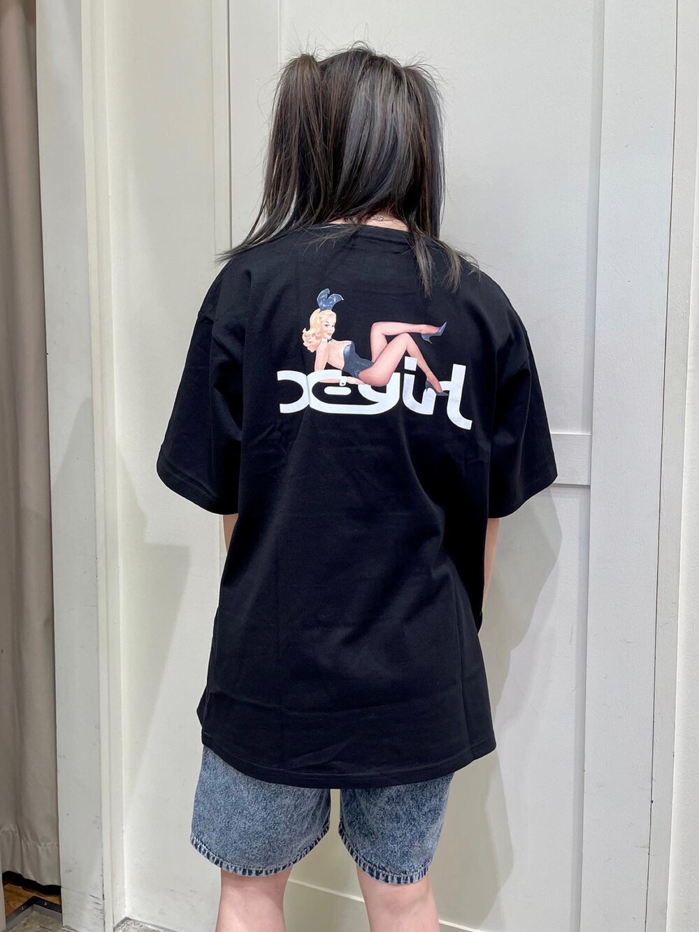 ブラック系のTシャツ/カットソー、ブルー系のデニムパンツ、シルバー系のアナログ腕時計を着用したレディースの春コーディネートの2枚目の写真
