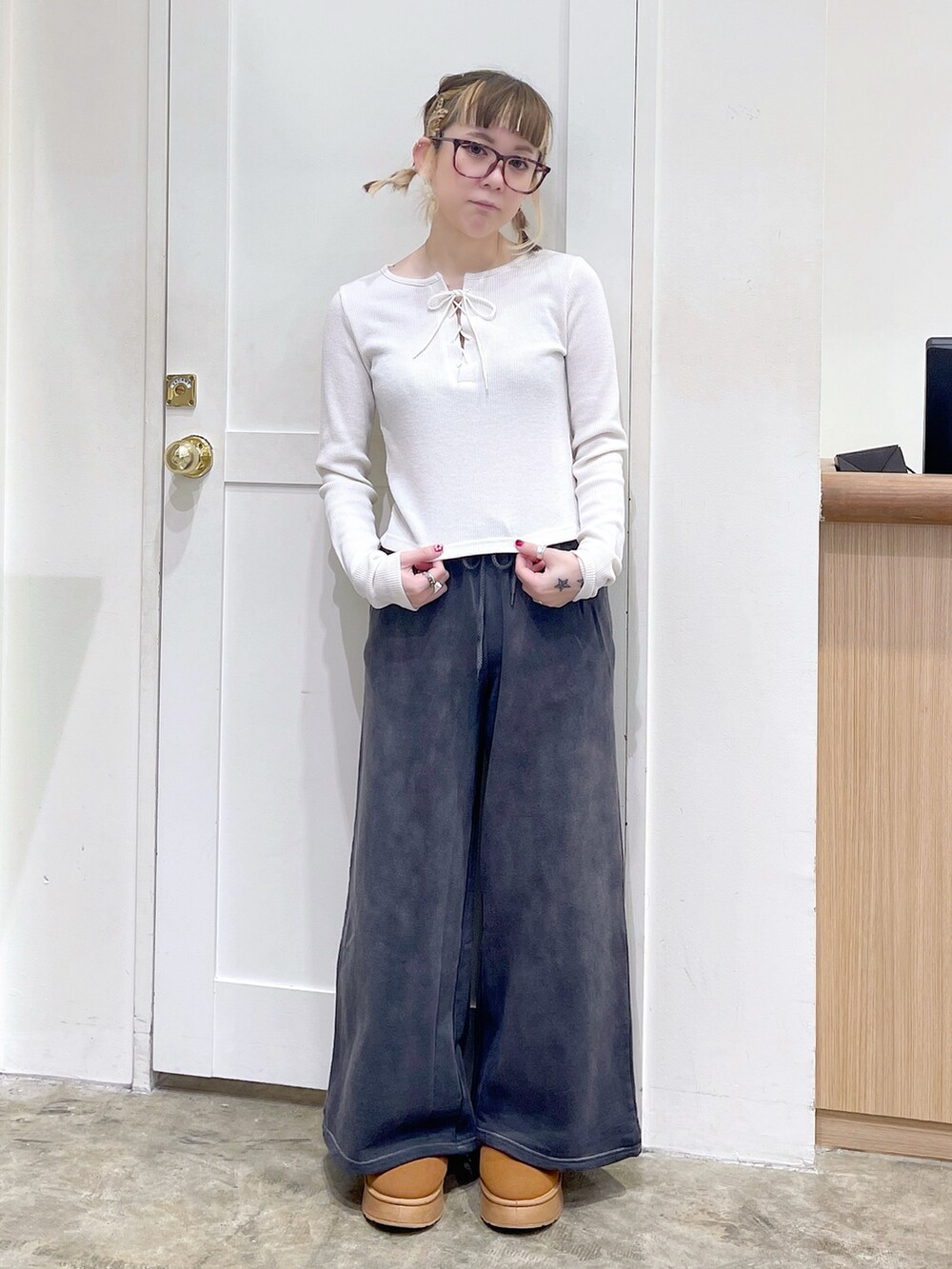 グレー系のテーラードジャケット、ブラック系のスウェットパンツ、ブラック系のショルダーバッグを着用したレディースの冬コーディネートの5枚目の写真