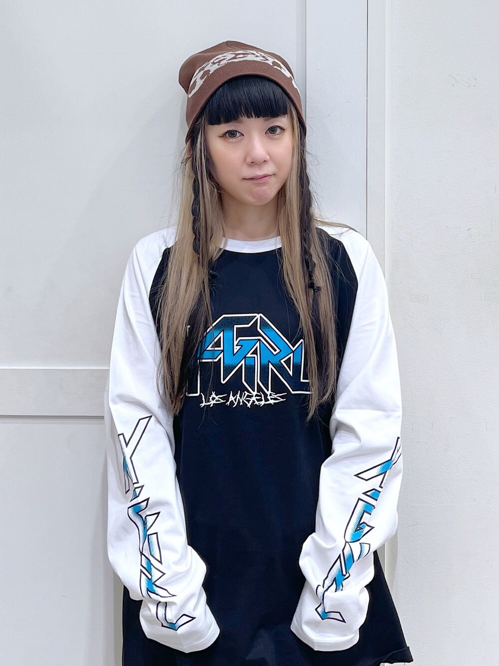 ブラック系のTシャツ/カットソー、ベージュ系のチノパンツ、ブラウン系のニットキャップ/ビーニーを着用したレディースの夏コーディネートの5枚目の写真