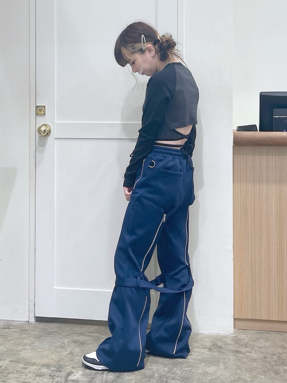 グレー系のTシャツ/カットソー、ブルー系のその他パンツ、パープル系の財布を着用したレディースの夏コーディネートの3枚目の写真