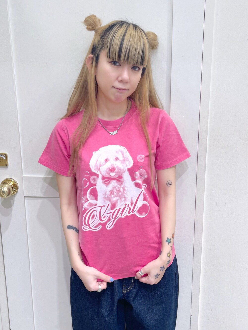 ピンク系のTシャツ/カットソー、ブルー系のデニムパンツ、ホワイト系のスニーカーを着用したレディースの春コーディネートの2枚目の写真