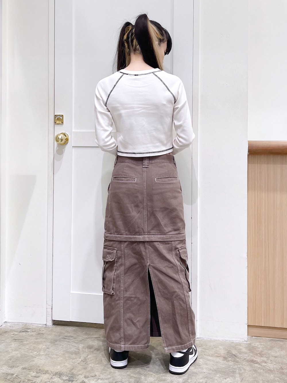 ブラック系のMA-1、ホワイト系のTシャツ/カットソー、グリーン系のスカートを着用したレディースの秋コーディネートの6枚目の写真