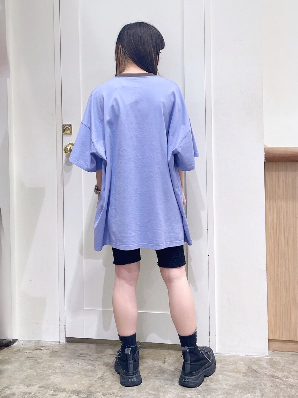 パープル系のワンピース、ホワイト系のエコバッグ/サブバッグ、ブラック系のスニーカーを着用したレディースの夏コーディネートの5枚目の写真