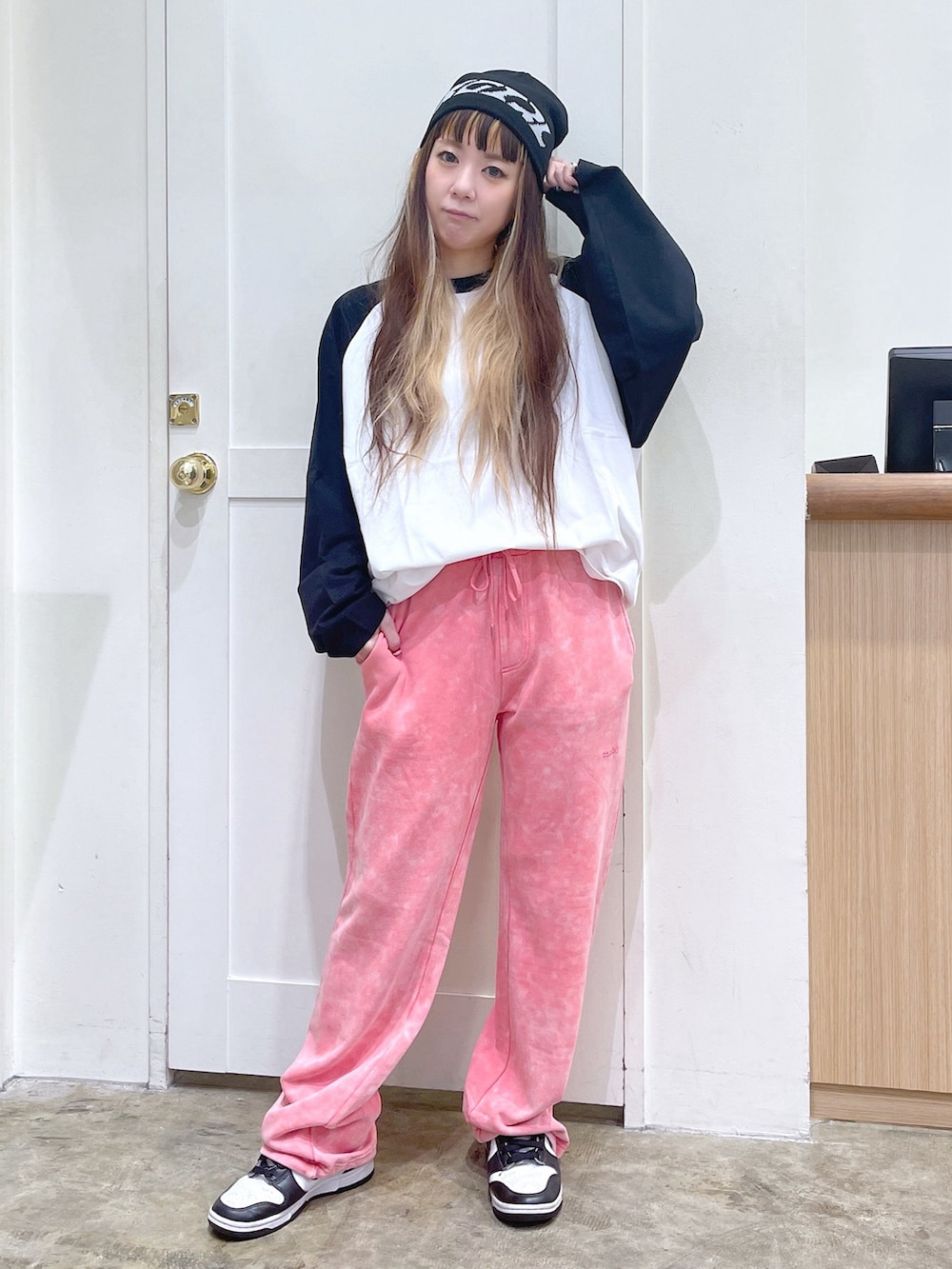 ホワイト系のTシャツ/カットソー、ピンク系のスウェットパンツ、ブラック系のニットキャップ/ビーニーを着用したレディースの夏コーディネートの2枚目の写真