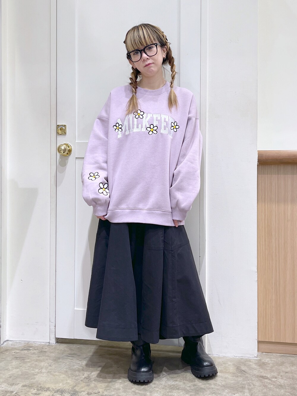 その他のニット/セーター、パープル系のスウェット、ブラック系のスカートを着用したレディースの冬コーディネートの4枚目の写真