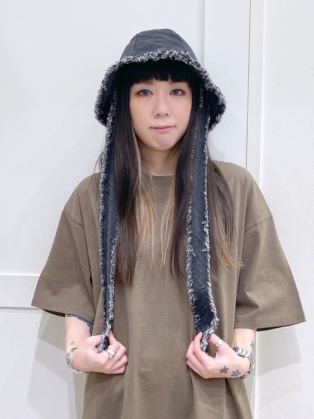 グリーン系のTシャツ/カットソー、ブルー系のその他パンツ、ブラック系のハットを着用したレディースの春コーディネートの4枚目の写真