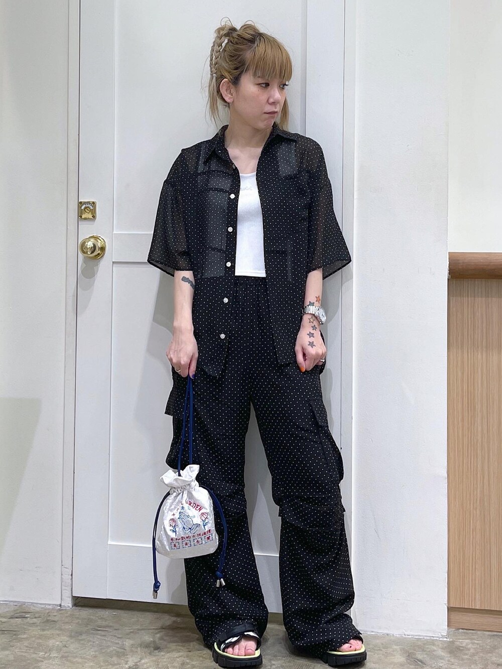 ブラック系のシャツ/ブラウス、ホワイト系のタンクトップ、ブラック系のその他パンツを着用したレディースの夏コーディネートの2枚目の写真