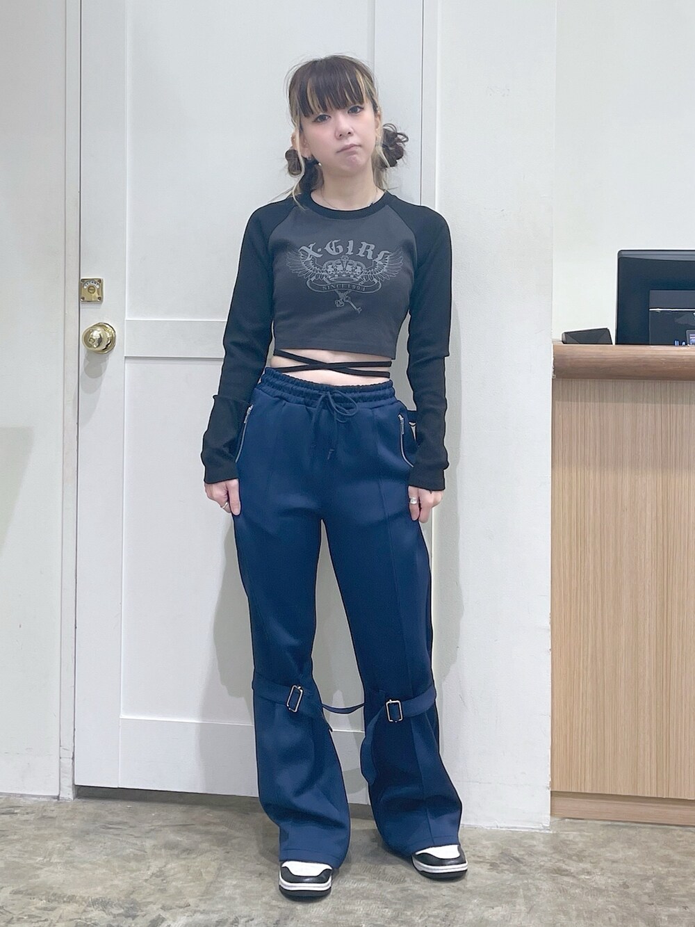 グレー系のTシャツ/カットソー、ブルー系のその他パンツ、パープル系の財布を着用したレディースの夏コーディネートの2枚目の写真