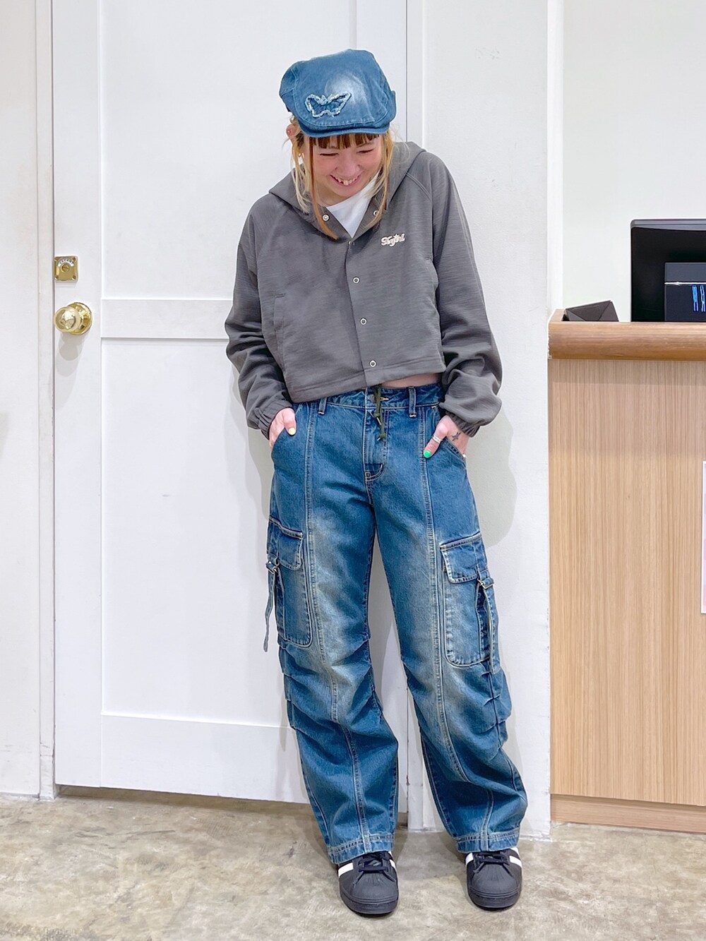 グリーン系のパーカー、ホワイト系のTシャツ/カットソー、ブルー系のデニムパンツを着用したレディースの春コーディネートの2枚目の写真