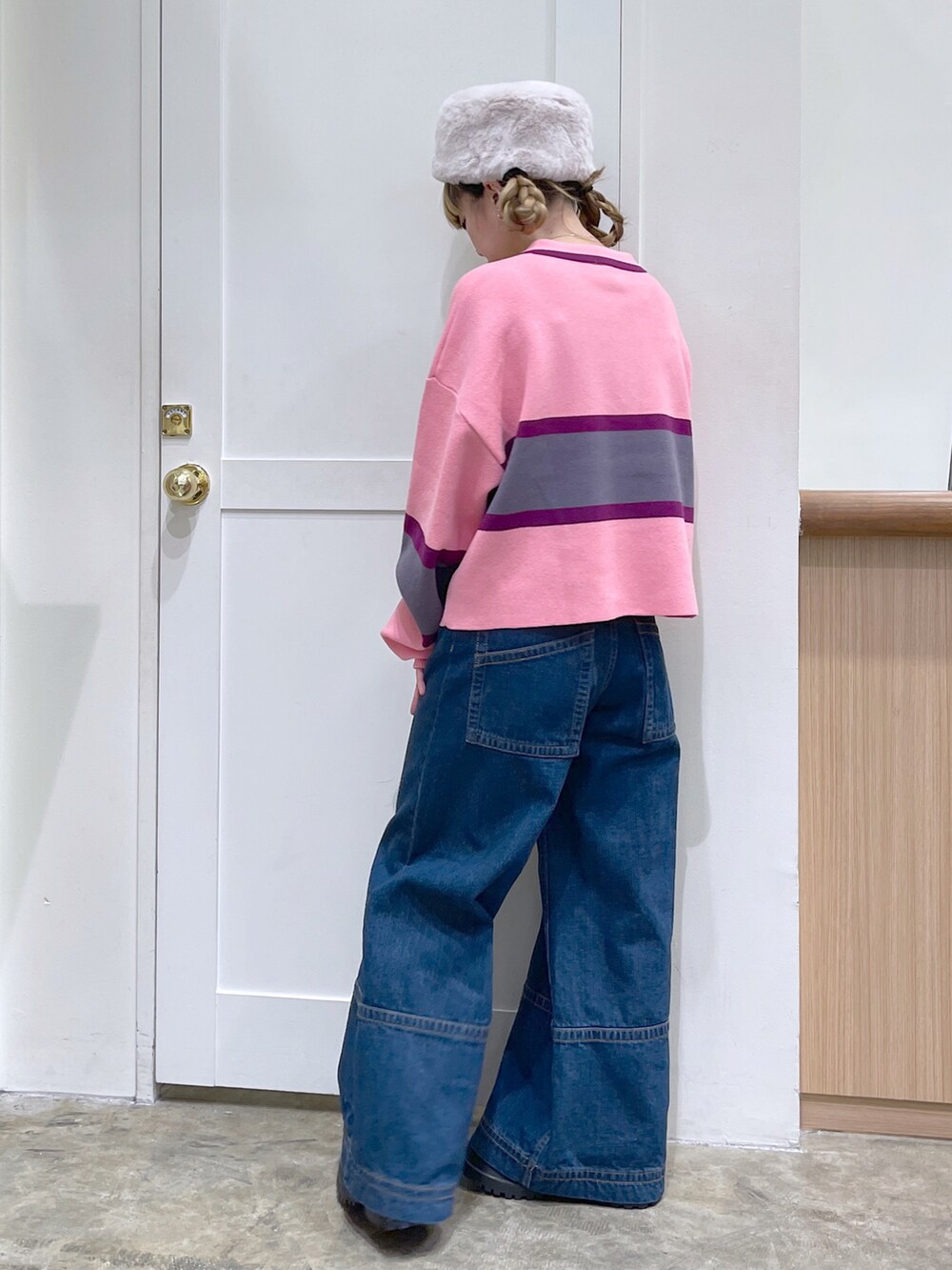 ピンク系のニット/セーター、ブルー系のデニムパンツ、ホワイト系のハンチング/ベレー帽を着用したレディースの冬コーディネートの3枚目の写真