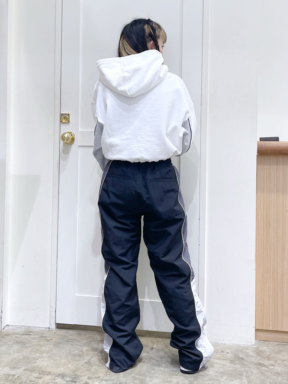 ホワイト系のパーカー、ブラック系のその他パンツ、ブルー系のショルダーバッグを着用したレディースの春コーディネートの4枚目の写真