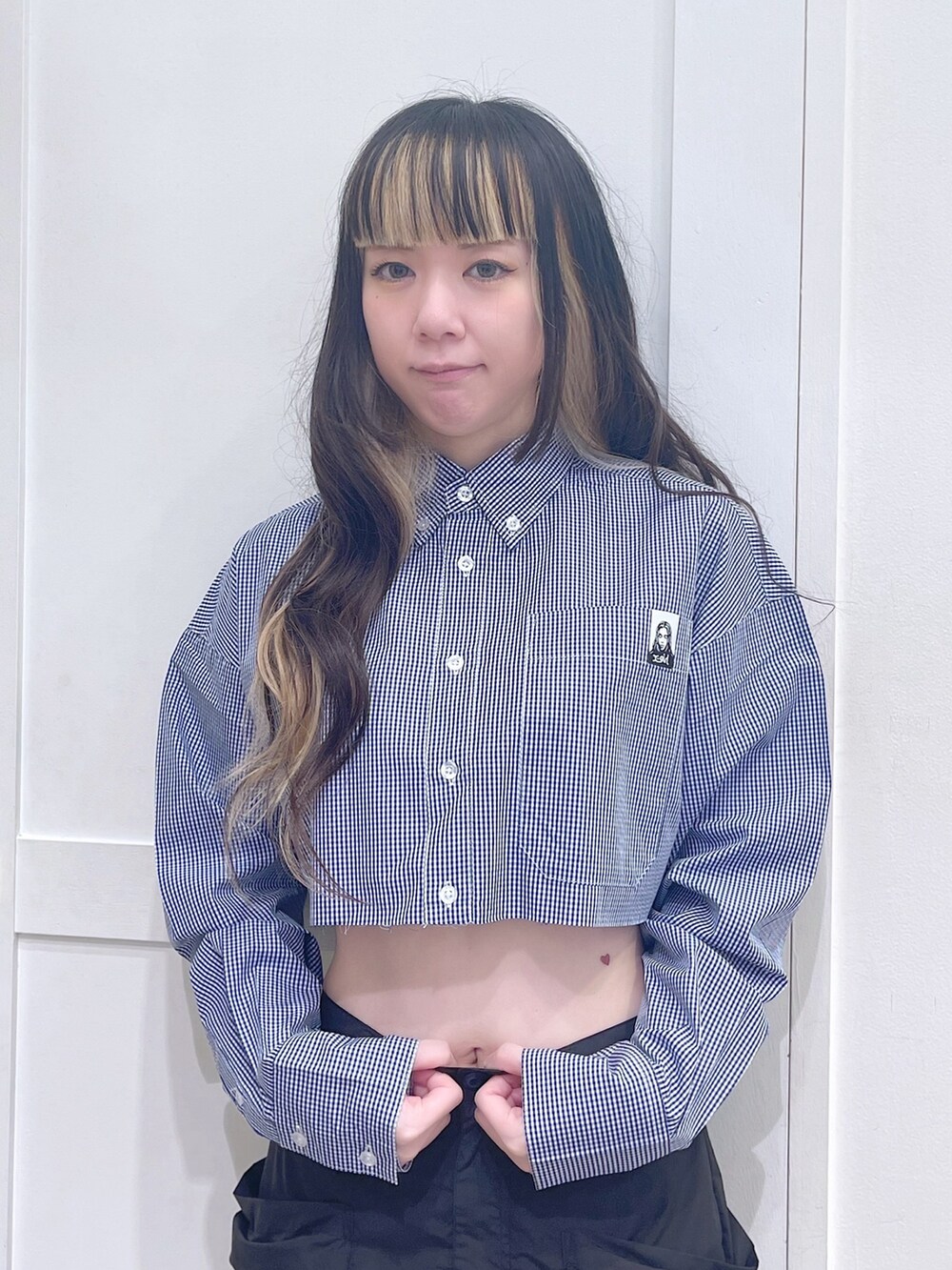 ブルー系のシャツ/ブラウス、ブラック系のスカート、ブルー系のショルダーバッグを着用したレディースの春コーディネートの5枚目の写真