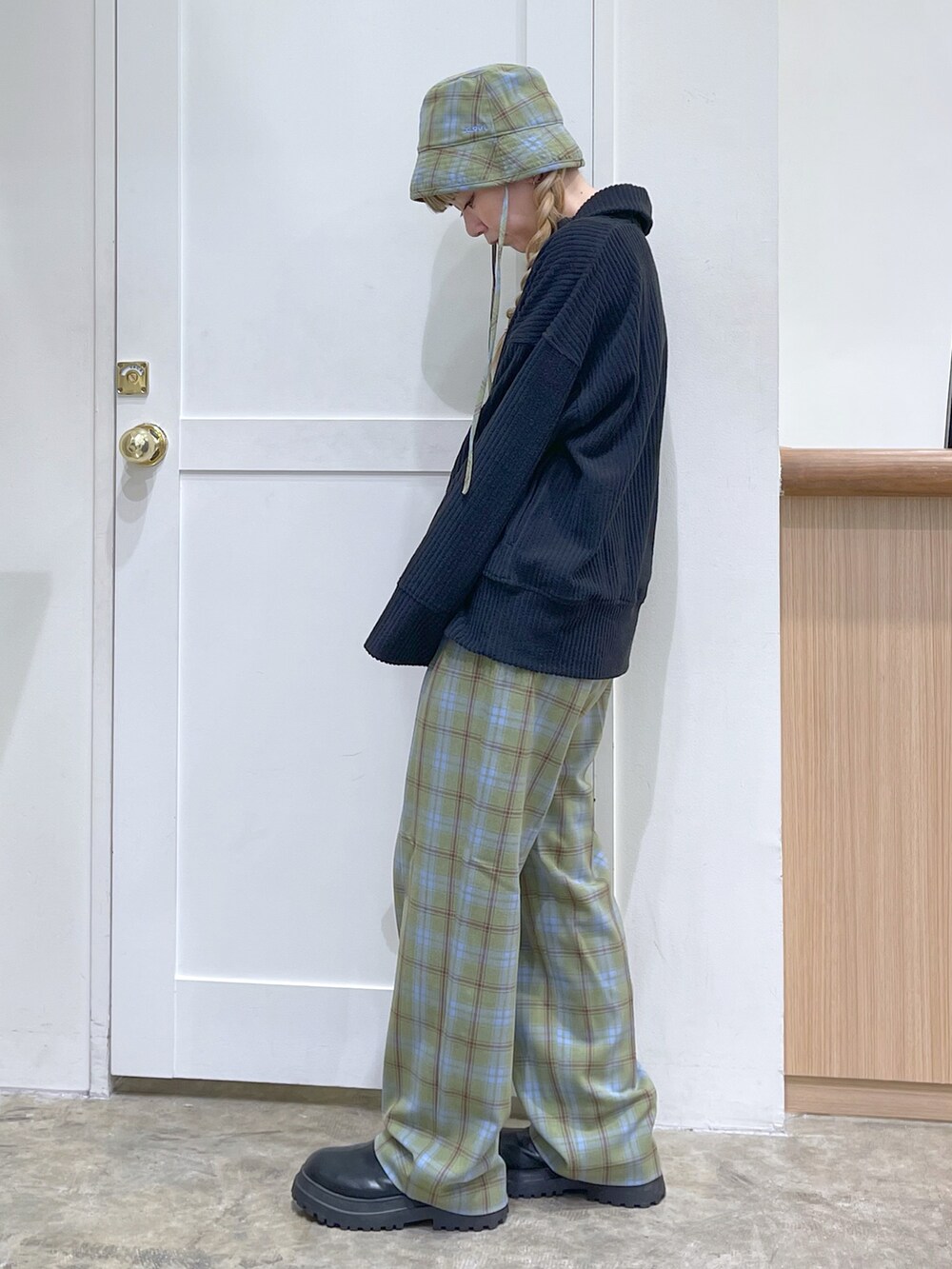 ブラック系のスウェット、グリーン系のその他パンツ、グリーン系のハットを着用したレディースの冬コーディネートの4枚目の写真