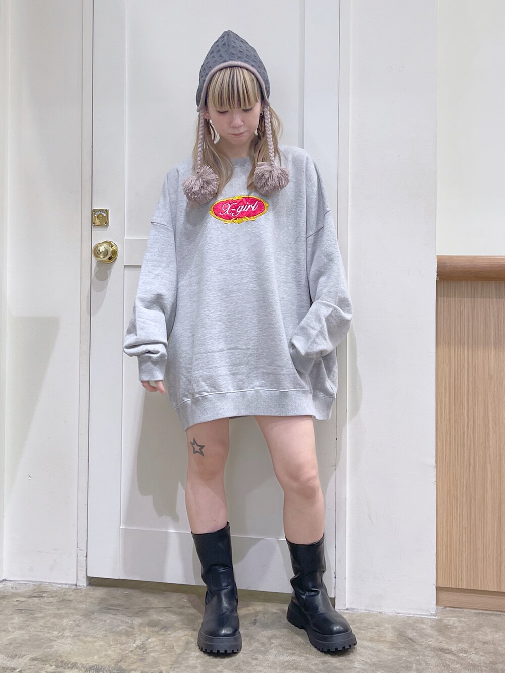 グレー系のスウェット、レッド系のMA-1、グレー系のニットキャップ/ビーニーを着用したレディースの秋コーディネートの5枚目の写真