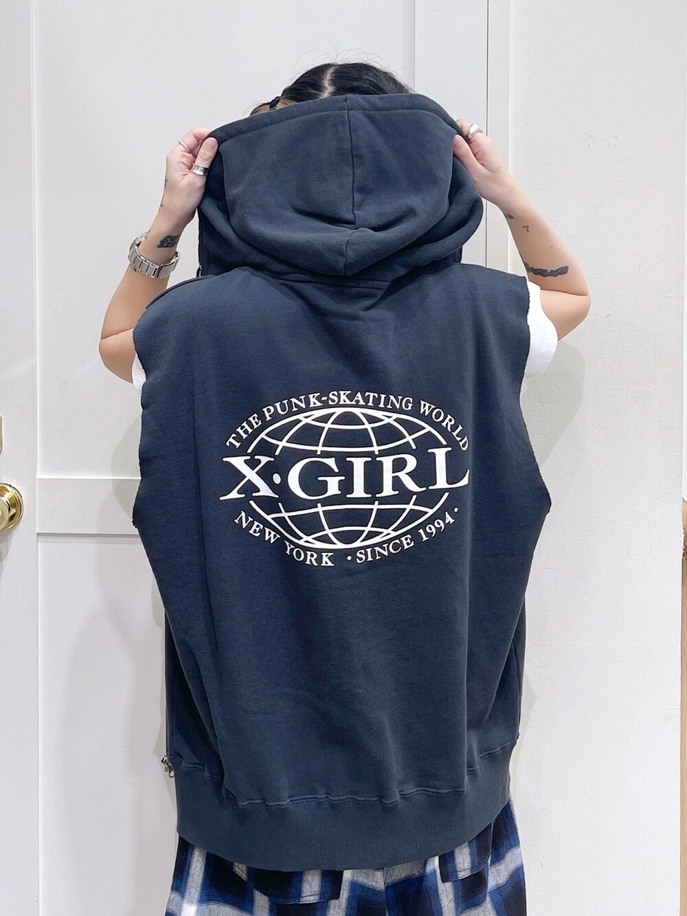 グレー系のパーカー、ホワイト系のTシャツ/カットソー、ブルー系のその他パンツを着用したレディースの夏コーディネートの5枚目の写真