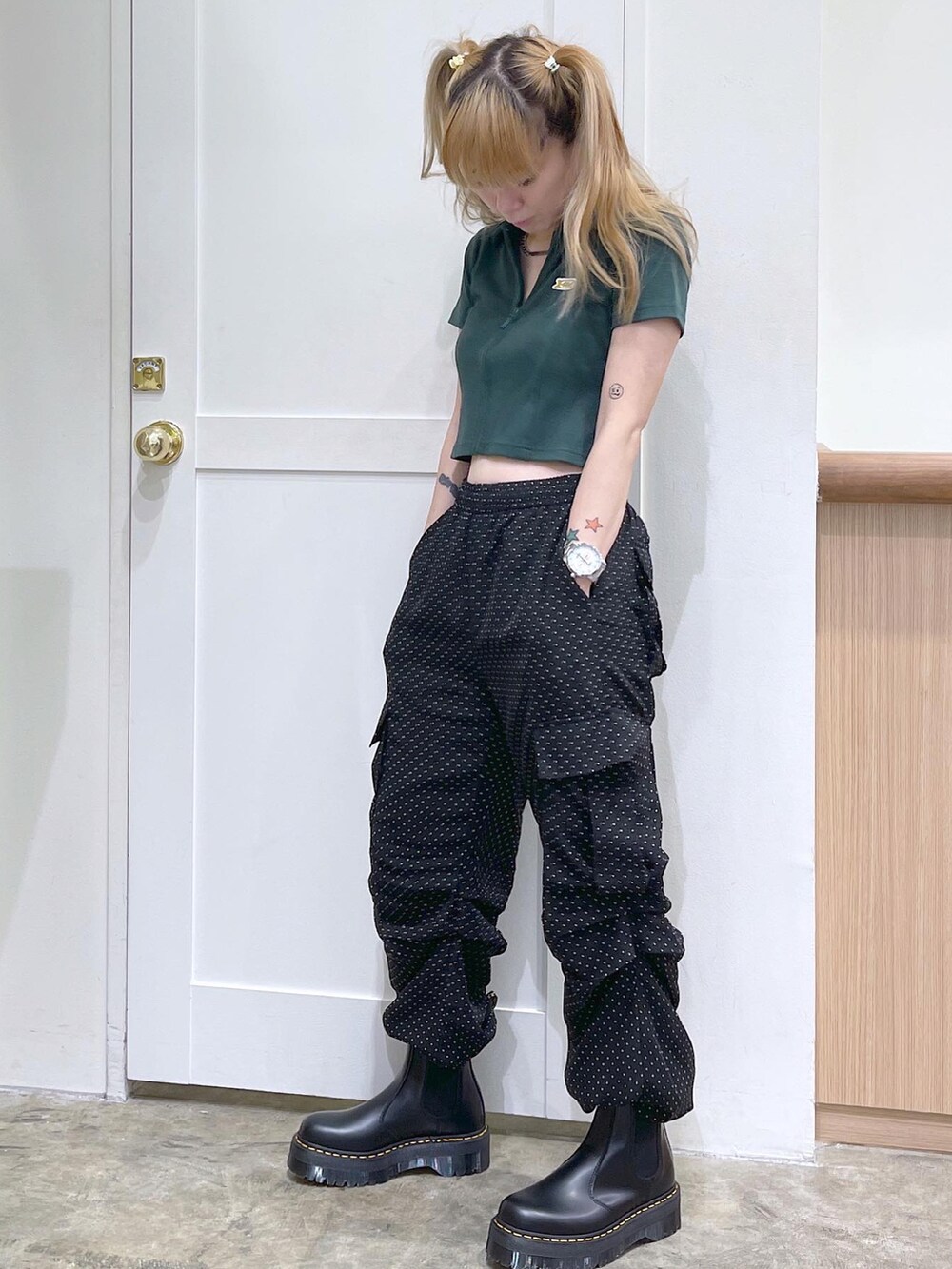 グリーン系のシャツ/ブラウス、ブラック系のその他パンツ、ブラック系のブーツを着用したレディースの夏コーディネートの2枚目の写真