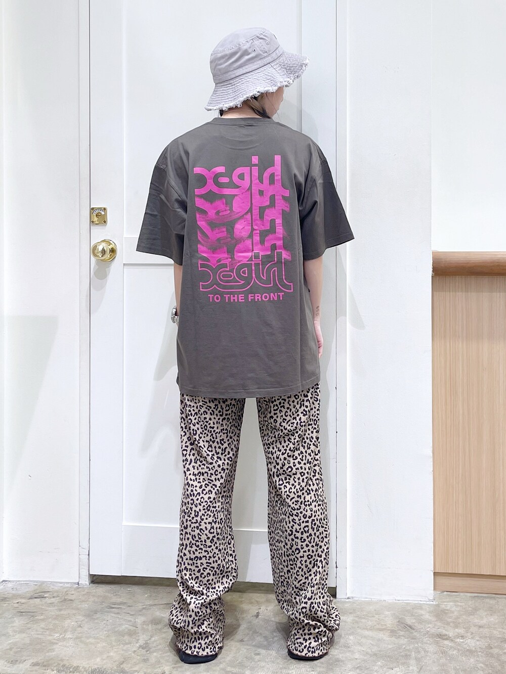 グリーン系のTシャツ/カットソー、ベージュ系のその他パンツ、ブラック系のショルダーバッグを着用したレディースの夏コーディネートの4枚目の写真