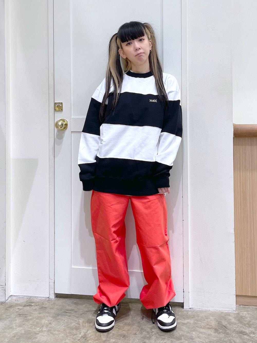 グレー系のその他アウター、ホワイト系のスウェット、オレンジ系のパンツを着用したレディースの秋コーディネートの5枚目の写真