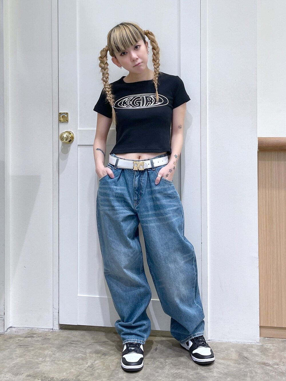 ブルー系のナイロンジャケット、ブラック系のTシャツ/カットソー、ブルー系のデニムパンツを着用したレディースの春コーディネートの3枚目の写真
