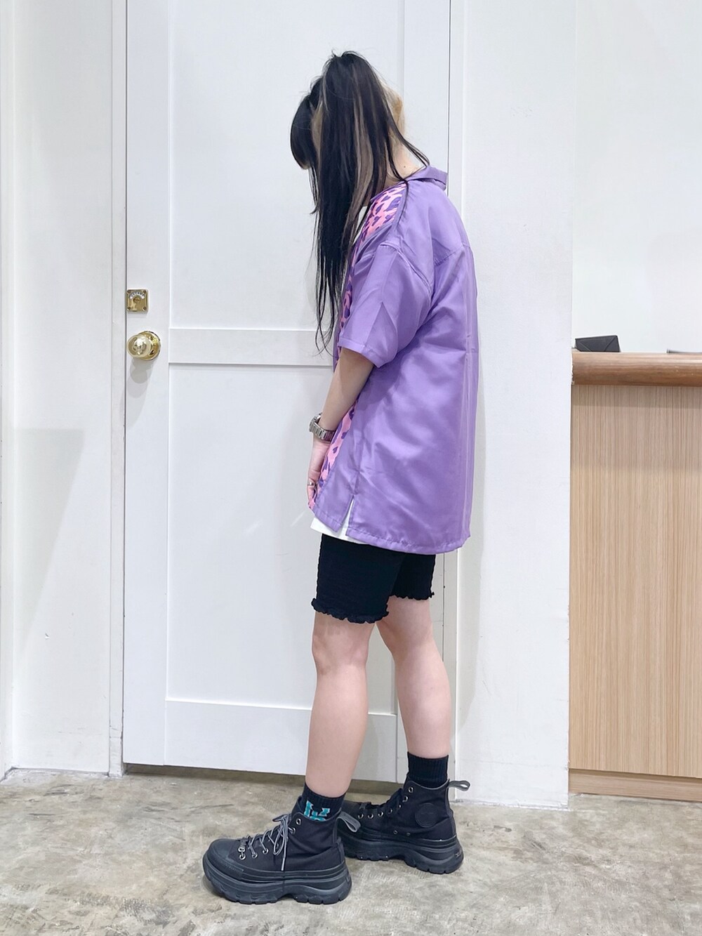 パープル系のシャツ/ブラウス、ホワイト系のTシャツ/カットソー、ブラック系のその他パンツを着用したレディースの春コーディネートの3枚目の写真