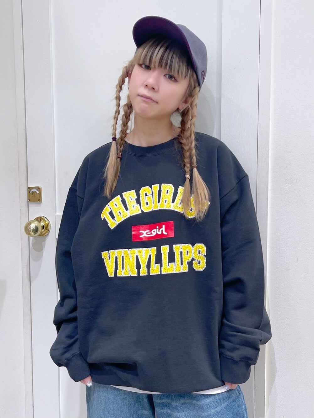 グレー系のスウェット、ブルー系のデニムパンツ、イエロー系のスニーカーを着用したレディースの冬コーディネートの3枚目の写真