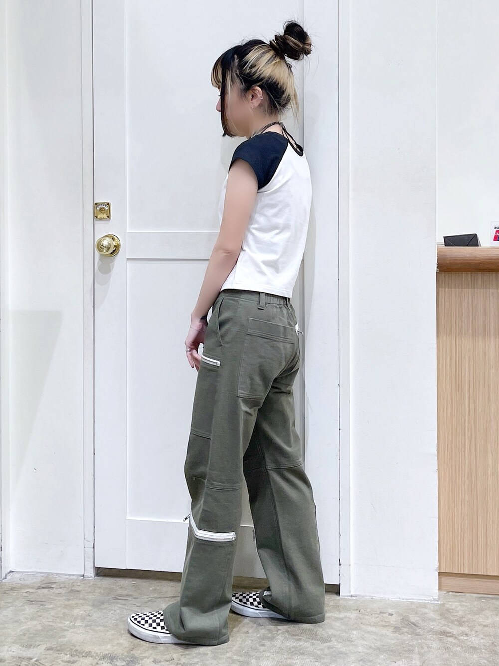 グリーン系のその他パンツ、ブラック系のショルダーバッグ、シルバー系のネックレスを着用したレディースの春コーディネートの3枚目の写真