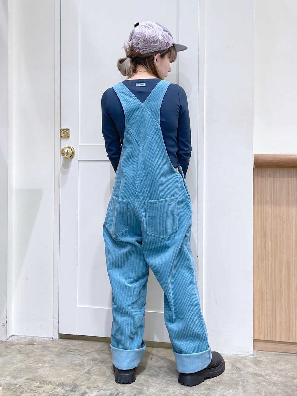 ブルー系のTシャツ/カットソー、ブルー系のサロペット/オーバーオール、グレー系のキャップを着用したレディースの秋コーディネートの4枚目の写真