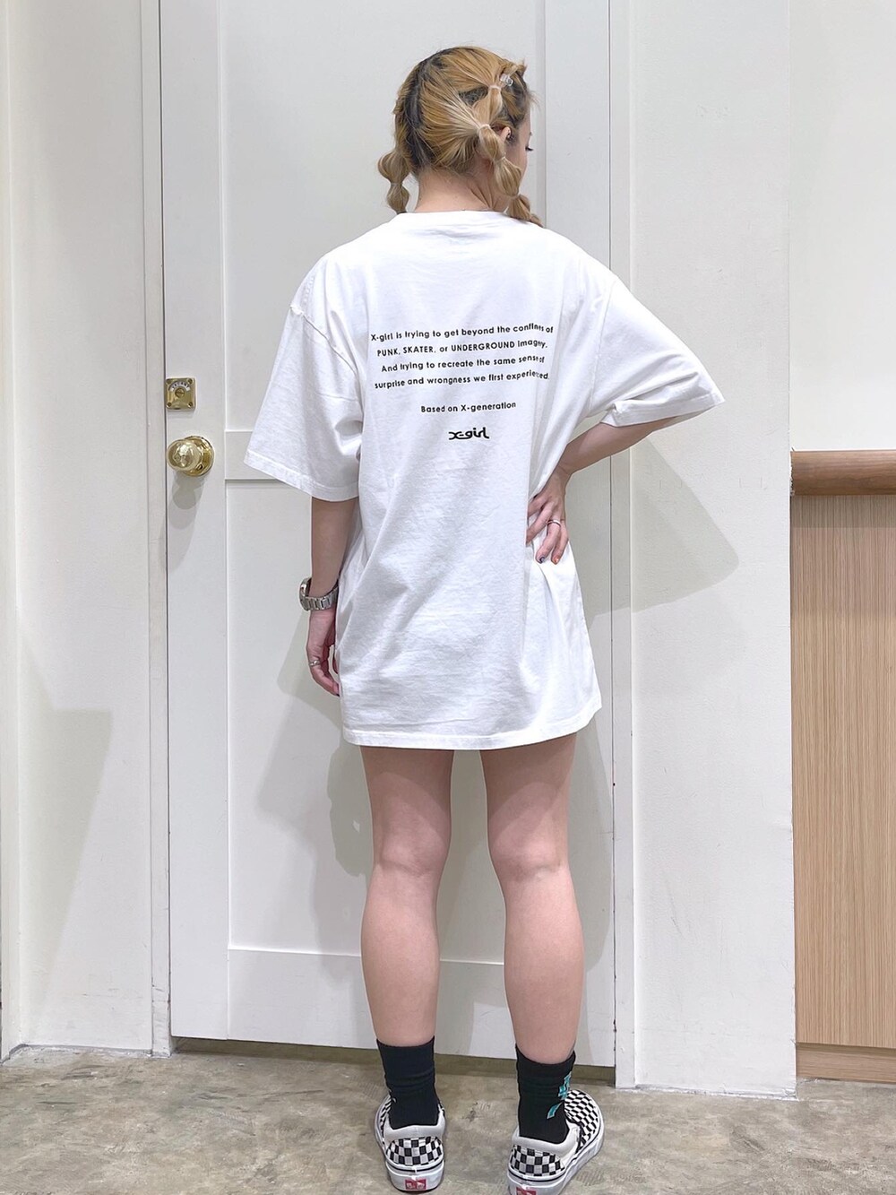 ホワイト系のTシャツ/カットソー、ブルー系のデニムパンツ、ブラック系のバックパック/リュックを着用したレディースの夏コーディネートの5枚目の写真