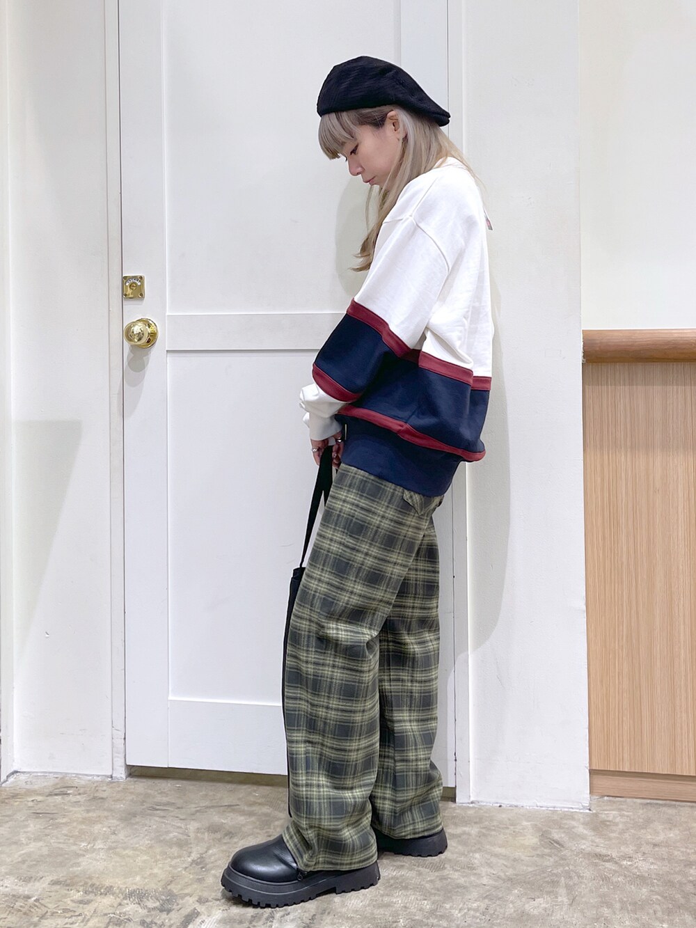ホワイト系のスウェット、グリーン系のその他パンツ、ブラック系のトートバッグを着用したレディースの秋コーディネートの3枚目の写真