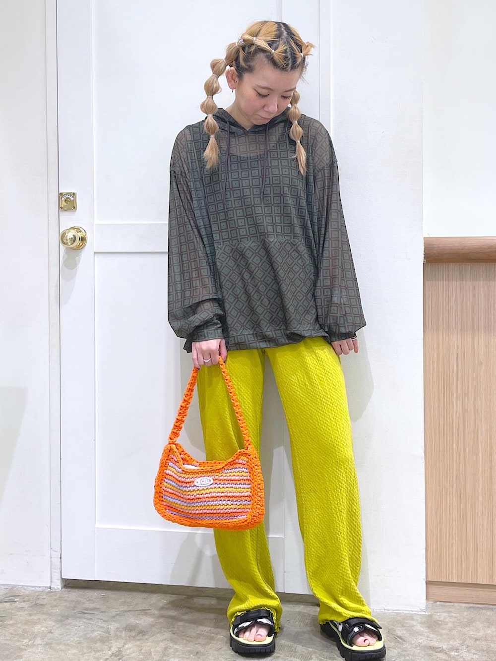 グリーン系のパーカー、ブラック系のタンクトップ、グリーン系のその他パンツを着用したレディースの夏コーディネートの2枚目の写真