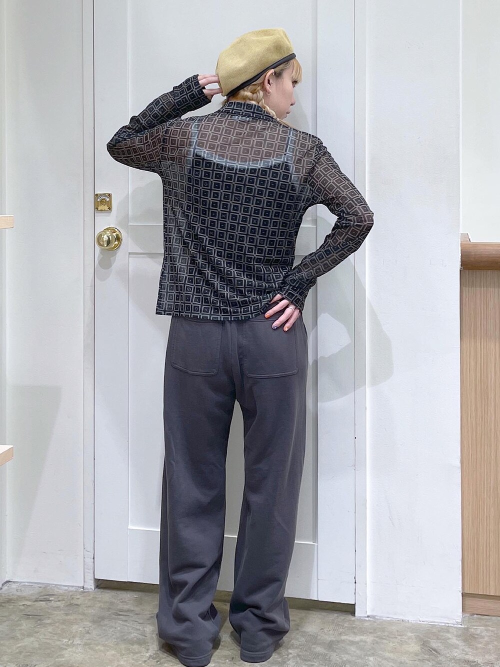 ブラック系のシャツ/ブラウス、ブラック系のキャミソール、グレー系のスウェットパンツを着用したレディースの夏コーディネートの5枚目の写真