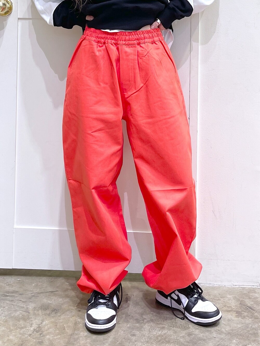 グレー系のその他アウター、ホワイト系のスウェット、オレンジ系のパンツを着用したレディースの秋コーディネートの9枚目の写真