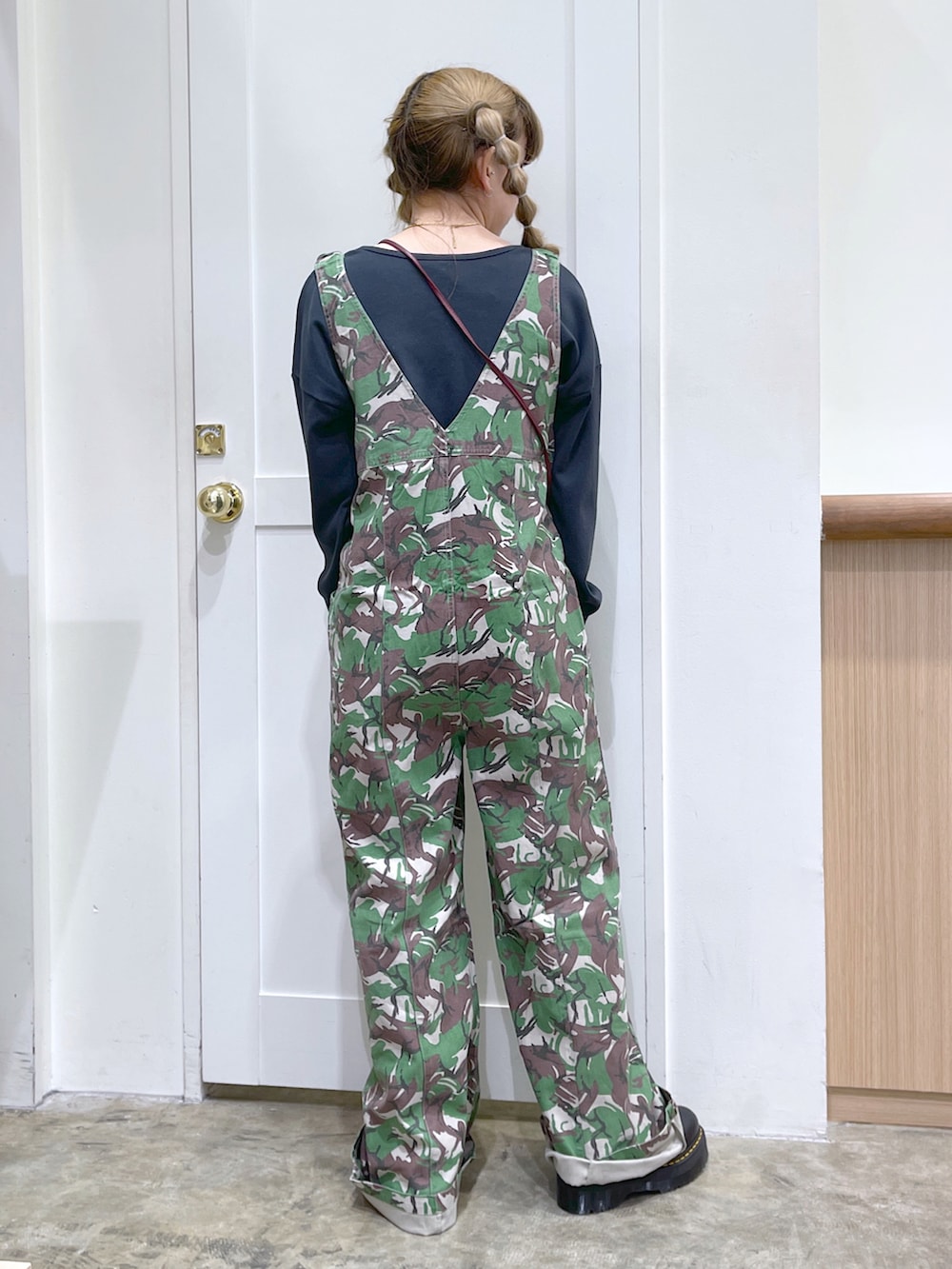グレー系のTシャツ/カットソー、グリーン系のサロペット/オーバーオール、ブラック系のショルダーバッグを着用したレディースの秋コーディネートの3枚目の写真